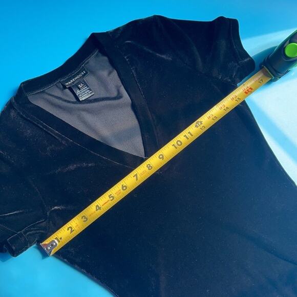 Warehouse Women’s Black Velour Velvet V-Neck Short Sleeve Pullover Shirt Size 4 - Picture 4 of 4